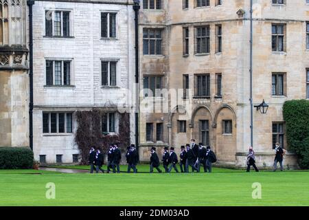 La photo datée du 12 décembre 2020 montre le chœur du roi sur leur chemin dans la chapelle King's College de l'université de Cambridge samedi après-midi pour enregistrer le célèbre service de chants de noël diffusé à la télévision et qui n'avait pas de congrégation cette année. Les choristes ont défilé dans la chapelle du King's College de l'université de Cambridge pour enregistrer le service de chants de noël de renommée mondiale, qui n'avait pas de congrégation cette année pour la première fois de son histoire. Les garçons ont été vus porter des masques comme ils ont déposé dans la chapelle hier après-midi (Sat) pour enregistrer le Festival de neuf leçons et chants. Banque D'Images