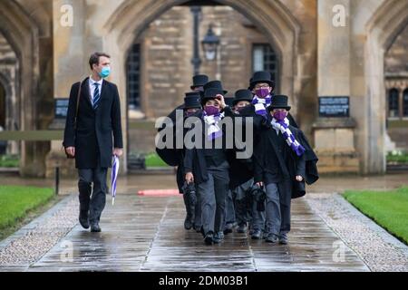 La photo datée du 12 décembre 2020 montre le chœur du roi sur leur chemin dans la chapelle King's College de l'université de Cambridge samedi après-midi pour enregistrer le célèbre service de chants de noël diffusé à la télévision et qui n'avait pas de congrégation cette année. Les choristes ont défilé dans la chapelle du King's College de l'université de Cambridge pour enregistrer le service de chants de noël de renommée mondiale, qui n'avait pas de congrégation cette année pour la première fois de son histoire. Les garçons ont été vus porter des masques comme ils ont déposé dans la chapelle hier après-midi (Sat) pour enregistrer le Festival de neuf leçons et chants. Banque D'Images