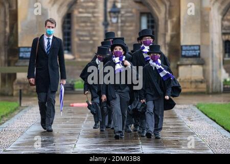 La photo datée du 12 décembre 2020 montre le chœur du roi sur leur chemin dans la chapelle King's College de l'université de Cambridge samedi après-midi pour enregistrer le célèbre service de chants de noël diffusé à la télévision et qui n'avait pas de congrégation cette année. Les choristes ont défilé dans la chapelle du King's College de l'université de Cambridge pour enregistrer le service de chants de noël de renommée mondiale, qui n'avait pas de congrégation cette année pour la première fois de son histoire. Les garçons ont été vus porter des masques comme ils ont déposé dans la chapelle hier après-midi (Sat) pour enregistrer le Festival de neuf leçons et chants. Banque D'Images