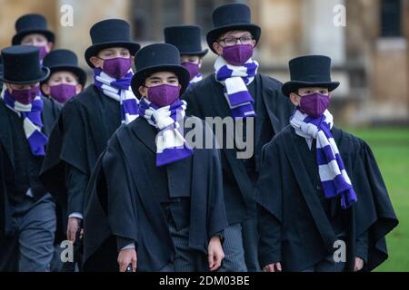 La photo datée du 12 décembre 2020 montre le chœur du roi sur leur chemin dans la chapelle King's College de l'université de Cambridge samedi après-midi pour enregistrer le célèbre service de chants de noël diffusé à la télévision et qui n'avait pas de congrégation cette année. Les choristes ont défilé dans la chapelle du King's College de l'université de Cambridge pour enregistrer le service de chants de noël de renommée mondiale, qui n'avait pas de congrégation cette année pour la première fois de son histoire. Les garçons ont été vus porter des masques comme ils ont déposé dans la chapelle hier après-midi (Sat) pour enregistrer le Festival de neuf leçons et chants. Banque D'Images