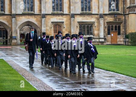 La photo datée du 12 décembre 2020 montre le chœur du roi sur leur chemin dans la chapelle King's College de l'université de Cambridge samedi après-midi pour enregistrer le célèbre service de chants de noël diffusé à la télévision et qui n'avait pas de congrégation cette année. Les choristes ont défilé dans la chapelle du King's College de l'université de Cambridge pour enregistrer le service de chants de noël de renommée mondiale, qui n'avait pas de congrégation cette année pour la première fois de son histoire. Les garçons ont été vus porter des masques comme ils ont déposé dans la chapelle hier après-midi (Sat) pour enregistrer le Festival de neuf leçons et chants. Banque D'Images