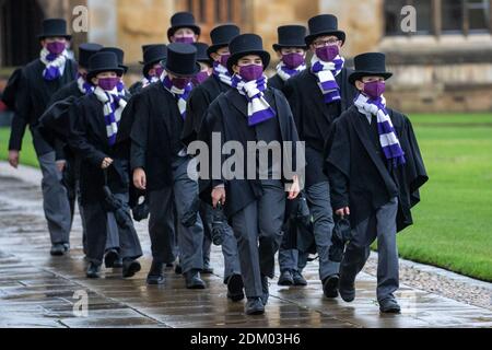 La photo datée du 12 décembre 2020 montre le chœur du roi sur leur chemin dans la chapelle King's College de l'université de Cambridge samedi après-midi pour enregistrer le célèbre service de chants de noël diffusé à la télévision et qui n'avait pas de congrégation cette année. Les choristes ont défilé dans la chapelle du King's College de l'université de Cambridge pour enregistrer le service de chants de noël de renommée mondiale, qui n'avait pas de congrégation cette année pour la première fois de son histoire. Les garçons ont été vus porter des masques comme ils ont déposé dans la chapelle hier après-midi (Sat) pour enregistrer le Festival de neuf leçons et chants. Banque D'Images