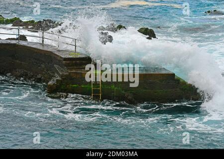 Espagne, îles Canaries, Tenerife, temps orageux et surf lourd sur la jetée de Puerto de la Cruz Banque D'Images