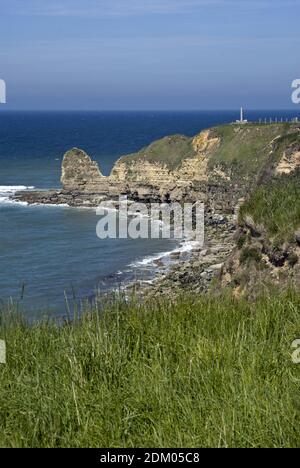 Monument à la Pointe du hoc où les soldats du 2e Bataillon des Rangers ont gravi des falaises de 100 pieds de haut lors de l'invasion alliée de la Normandie, en France. Banque D'Images