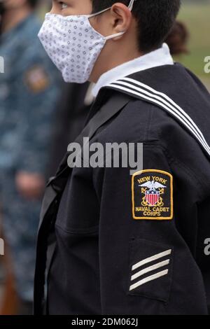 Gros plan de l'insigne et des rayures sur un adolescent du corps des cadets de la Marine américaine, près de Unisphere, dans le parc Corona de Flushing Meadows, à Queens, New York. Banque D'Images