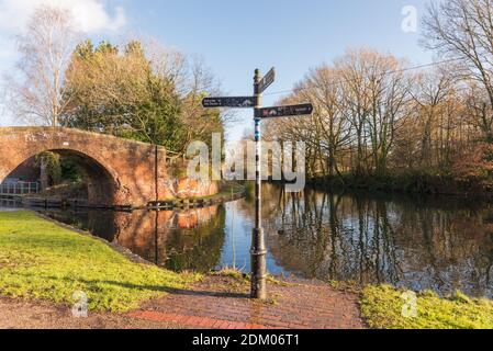 Pont du canal où les canaux de Worcester et Birmingham rejoignent le canal de Stratford-on-Avon à Kings Norton, Birmingham, Royaume-Uni Banque D'Images