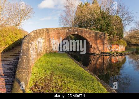 Pont du canal où les canaux de Worcester et Birmingham rejoignent le canal de Stratford-on-Avon à Kings Norton, Birmingham, Royaume-Uni Banque D'Images