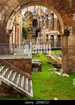 Le portique d'Octavia (Porticus Octaviae) est un complexe monumental de Rome, construit dans la région de ​​the Circus Flaminius à l'époque d'Auguste - Rome, Italie Banque D'Images