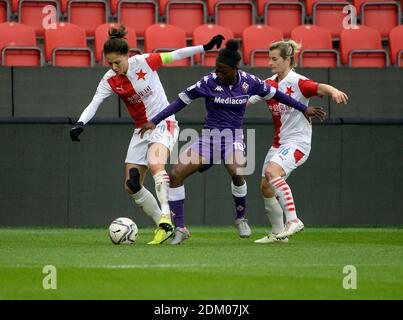 Prague, République tchèque. 16 décembre 2020. L-R Diana Bartovicova de Slavia, Abigail Kim de Fiorentina et Tereza Szewieczkova de Slavia en action pendant le match de l'UEFA Women's Champions League SK Slavia Praha contre ACF Fiorentina, le 16 décembre 2020, à Prague, République tchèque. Crédit : Katerina Sulova/CTK photo/Alamy Live News Banque D'Images