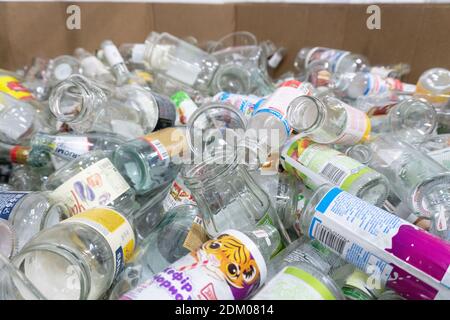 Kiev, Ukraine, 27 novembre 2020, pile de bouteilles en verre. Banque D'Images