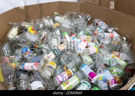 Kiev, Ukraine, 27 novembre 2020, pile de bouteilles en verre. Banque D'Images