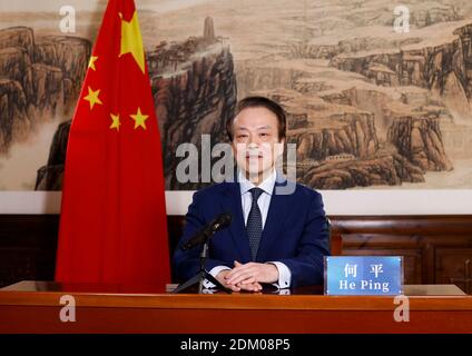 (201216) -- BEIJING, 16 décembre 2020 (Xinhua) -- He Ping, président et rédacteur en chef de l'agence de presse Xinhua, s'adresse à un dialogue entre les groupes de réflexion et les médias de la Chine et de la République de Corée (ROK) par le biais de liens vidéo, 16 décembre 2020. Il Ping a appelé mercredi les groupes de réflexion et les médias des deux pays à approfondir les échanges et la coopération dans la promotion des relations Chine-République de Corée. En tant que pays en développement, il a souligné que les groupes de réflexion et les médias devraient promouvoir conjointement l'élan du développement pacifique et ouvrir la voie à l'ope Banque D'Images