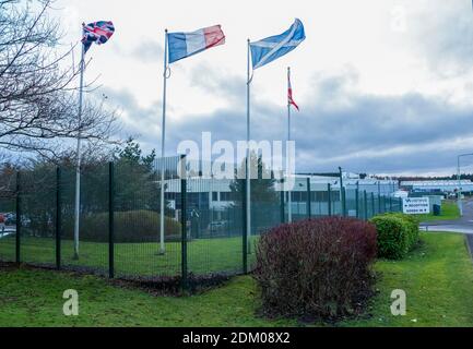 Livingston, West Lothian, Royaume-Uni. 16 décembre 2020. Vue générale de l'installation de Valneva, Oakbank Industrial Estate. Des essais cliniques ont commencé au Royaume-Uni pour un vaccin contre le coronavirus fabriqué dans West Lothian. Le vaccin candidat Valneva sera initialement testé sur 150 volontaires dans des sites de test à Birmingham, Bristol, Newcastle et Southampton. Il est en cours de développement à Livingston et le gouvernement britannique a précommandé 60 millions de doses. Oakbank, Livingston, Écosse, Royaume-Uni. 16 décembre 2020. Crédit : Ian Rutherford/Alay Live News Banque D'Images