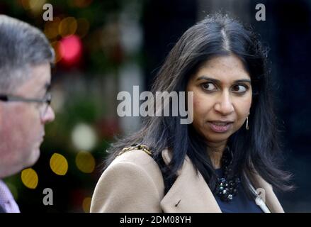 Suella Braverman, QC, députée (Procureur général), rue Downing, après une réunion du Cabinet au ministère des Affaires étrangères, le 15 décembre 2020 Banque D'Images