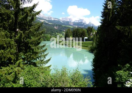 Paysage pittoresque de lac vert et arbres alpins dans le nord de l'Italie surplombant trois sœurs, montagnes dolomite avec fabuleux ciel bleu avec fluf blanc Banque D'Images