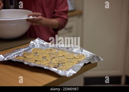 fabrication de biscuits aux pépites de chocolat cuisson et mélange de la pâte Banque D'Images
