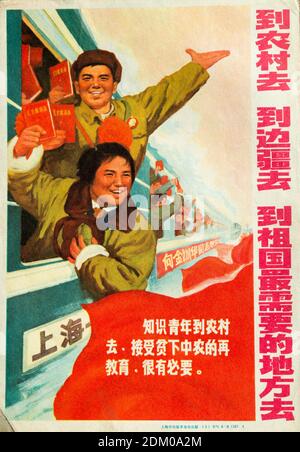 Une véritable affiche de propagande pendant la Révolution culturelle en Chine. Les caractères chinois se lisent: Allez à la campagne, aux frontières, à l'endroit Banque D'Images