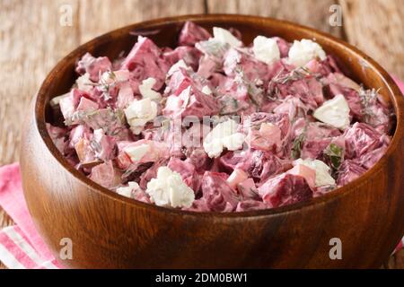 Salade de betteraves avec feta garnie de yaourt dans un bol sur la table. Horizontale Banque D'Images