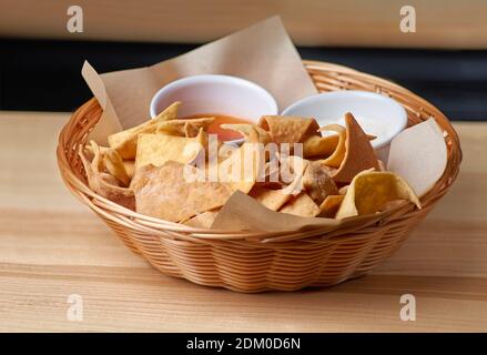 Nachos, chips de maïs sur plaque. Arrière-plan en bois. Copier l'espace. Menu de bière au restaurant Banque D'Images