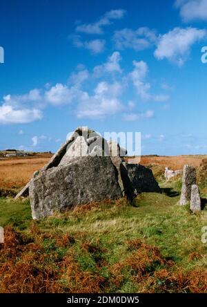 Zennor Quoit Portail préhistorique dolmen, St Ives, West Penwith, Cornouailles. Vue nord-ouest à l'entrée et la façade Banque D'Images