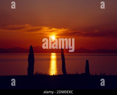 Ballochromy Standing Stones, Tarbert, Kintyre, Écosse. Vue sur la NNW à travers le son du Jura, jusqu'aux Paps du Jura. Coucher de soleil en milieu d'été. Banque D'Images