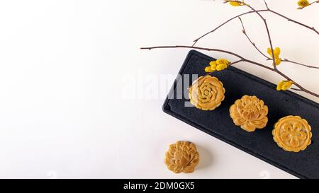 Vue de dessus des gâteaux de lune sur une assiette noire pour Festival de la mi-automne Banque D'Images