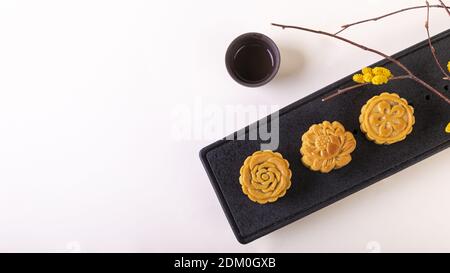 Vue de dessus des gâteaux de lune sur une assiette noire pour Festival de la mi-automne Banque D'Images