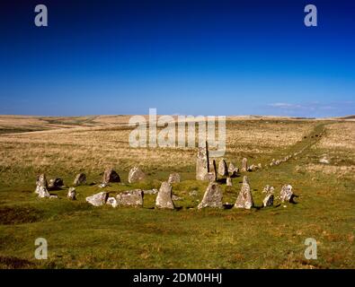 En bas de Tor, le cercle de pierre, cairn, et la rangée de pierre. À l'est du réservoir de Burator, Dartmoor, Devon. En regardant vers le nord-est à Circle, cairn & Stone Row. Banque D'Images