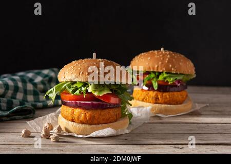 Délicieux hamburger sain aux pois chiches. Régime alternatif. Concept alimentaire veganisme. Banque D'Images