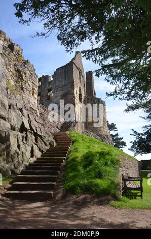 Une vue sur les marches jusqu'aux ruines médiévales du château de Dirleton dans l'est de Lothian, en Écosse. Banque D'Images