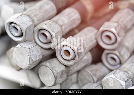 Un tuyau haute pression ou un flexible en caoutchouc. Les matériaux sont stockés sur les étagères de l'entrepôt. Banque D'Images