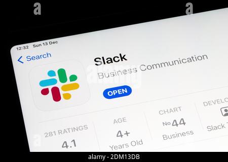 Ostersund, Suède - 13 décembre 2020 : icône de l'application Slack. Slack est un logiciel B2B, un outil de messagerie de poste de travail, un outil de communication d'équipe ou une plate-forme. Banque D'Images