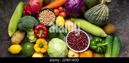 Large collage de fruits et légumes frais. Cuisine biologique panoramique. Concept de la cuisine végétalienne. Alimentation saine pour stimuler le système immunitaire. Vue de dessus. Banque D'Images