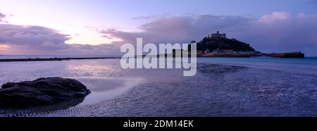 Marazion, Royaume-Uni - 13 octobre 2020 : lever du soleil d'automne au-dessus de la chaussée jusqu'à St Michael's Mount, Cornwall, Royaume-Uni Banque D'Images