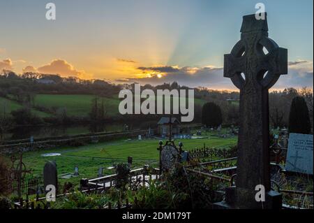 Skibbereen, West Cork, Irlande. 16 décembre 2020. Le soleil se couche sur le cimetière d'Abbeystrowry à Skibbereen ce soir. Il y a entre 8,000 et 10,000 victimes de famine enterrées dans le cimetière. Crédit : AG News/Alay Live News Banque D'Images