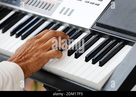 Gros plan main du pianiste musicien jouant un piano. Mise au point peu profonde. Banque D'Images