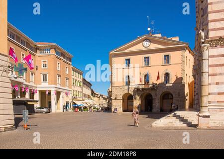 Grosseto, Italie - 4 septembre 2020. L'historique Piazza Dante dans le centre de Grosseto en Toscane, en regardant le Corso Giogue Carducci sur la gauche. Banque D'Images