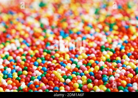 Fond de bonbons ronds colorés remplis de chocolat. Vue en angle. Mise au point peu profonde. Banque D'Images