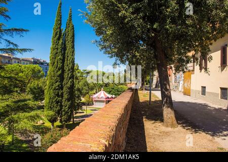 Grosseto, Italie - 4 septembre 2020. Les murs défensifs de la ville en brique du XVIe siècle de Grosseto en Toscane, également connu sous le nom de murs des Médicis Banque D'Images