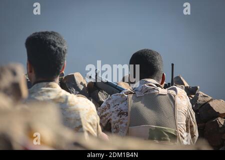 Taiz   Yémen   07 Fév 2017 : un soldat combat dans les rangs de l'armée légitime contre la milice Al-Houthi à l'ouest de la ville de Taiz . Banque D'Images