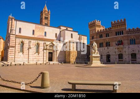 L'historique Piazza Dante dans le centre de Grosseto en Toscane, Italie. Sur la gauche se trouve la cathédrale romane de San Lorenzo, la cathédrale Saint-Laurent. Banque D'Images