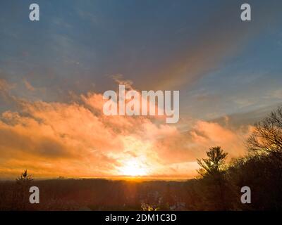 Vue panoramique aérienne d'un magnifique coucher de soleil depuis le sommet des arbres du Vieux Pont, New Jersey. -14 Banque D'Images