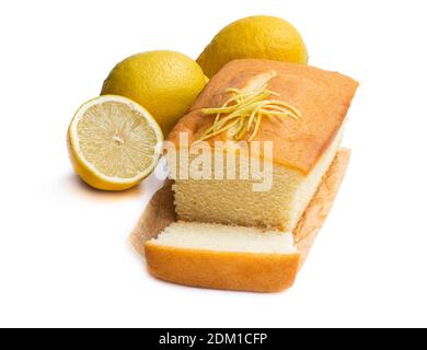 Pain de citron maison décoré de zeste de citron isolé sur blanc Banque D'Images
