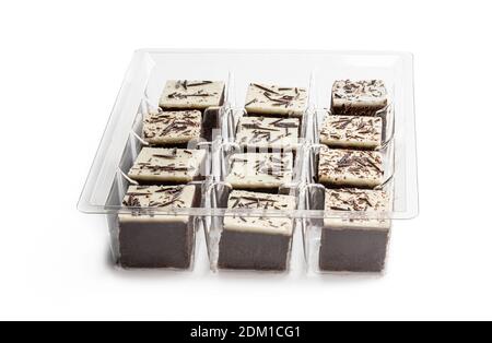 Piqûres de brownie au chocolat avec garniture au chocolat étincelante isolée sur blanc Banque D'Images