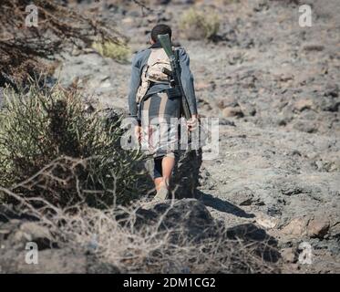 Taiz   Yémen   07 Fév 2017 : un soldat combat dans les rangs de l'armée légitime contre la milice Al-Houthi à l'ouest de la ville de Taiz . Banque D'Images