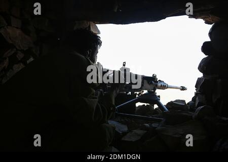 Taiz   Yémen   07 Fév 2017 : un soldat combat dans les rangs de l'armée légitime contre la milice Al-Houthi à l'ouest de la ville de Taiz . Banque D'Images