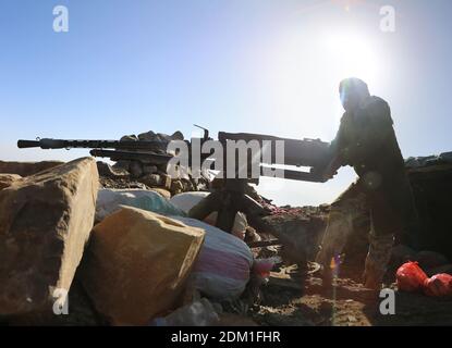 Taiz   Yémen   07 Fév 2017 : un soldat combat dans les rangs de l'armée légitime contre la milice Al-Houthi à l'ouest de la ville de Taiz . Banque D'Images