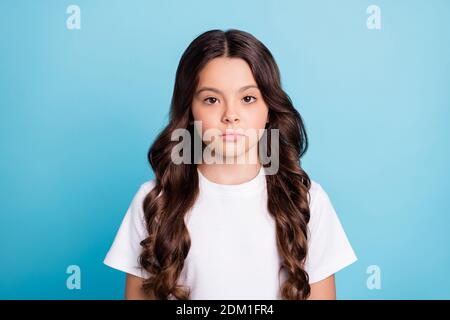 Gros plan portrait d'elle belle jolie jolie mignon calme contenu une fille aux cheveux ondulés isolée sur des couleurs vives et vives et brillantes bleu vif turquoise Banque D'Images