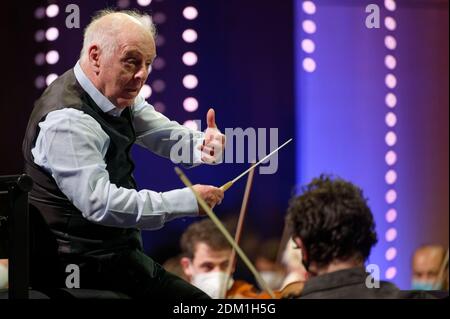 Bonn, Allemagne. 16 décembre 2020. Le chef Daniel Barenboim répète avec l'Orchestre du Divan Ouest-est le concert qu'il donnera jeudi à l'occasion du 250e anniversaire de Ludwig van Beethoven. Credit: Henning Kaiser/dpa/Alay Live News Banque D'Images