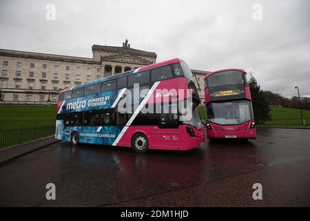 Une nouvelle ère pour les transports en commun à ni est arrivée avec les premiers bus à hydrogène entrant dans le service passagers Translink. Les trois nouveaux bus à double étage à pile à hydrogène sont le point culminant d'un projet pilote passionnant de bus zéro émission. Photo de Hugh Russell Banque D'Images